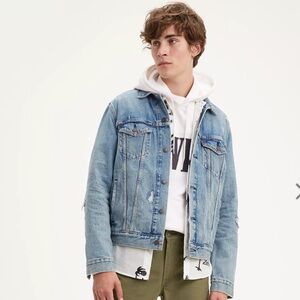 NWT Levi’s Trucker Denim Jacket